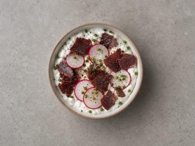 Prepared biltong quark radish cup